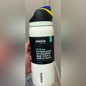 BNWT Owala 32oz FreeSip Color Drop Bottle | RIP